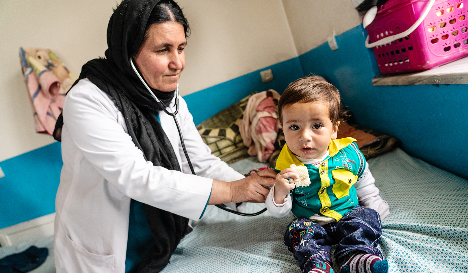 Ett litet barn får vård i Afghanistan