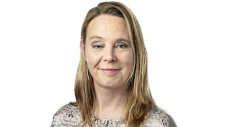 Porträttbild av kvinna med vit bakgrund