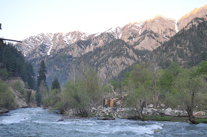 Flod rinner genom ett bergigt område.