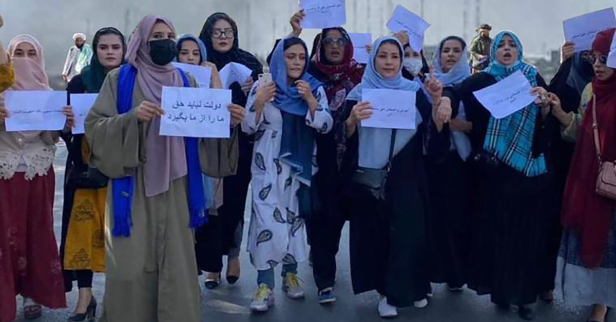Kvinnor i demonstration med skyltar.
