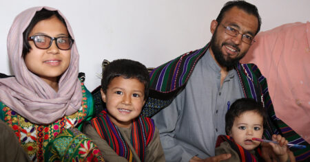 Qari Khal Mohammad i en soffa med några av sina barn.
