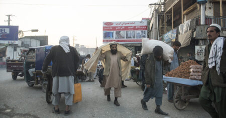 Män på en stadsgata i Kabul.