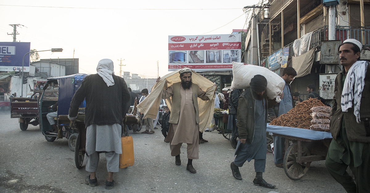 Män på en stadsgata i Kabul.