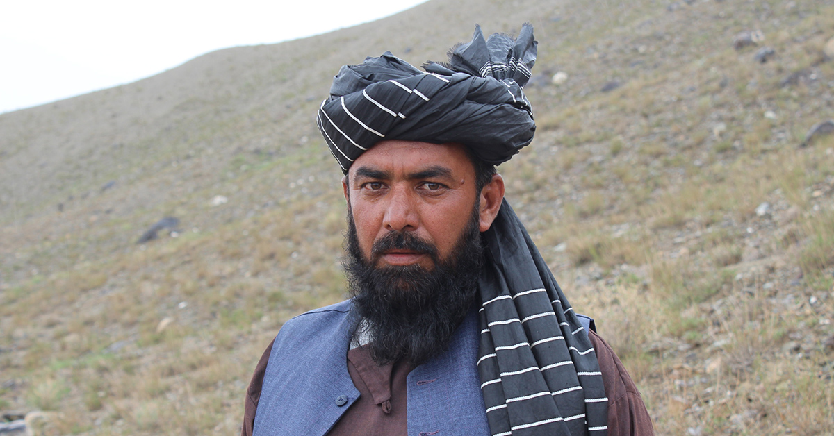 Amanullah Khandan vid en kulle i hans by.