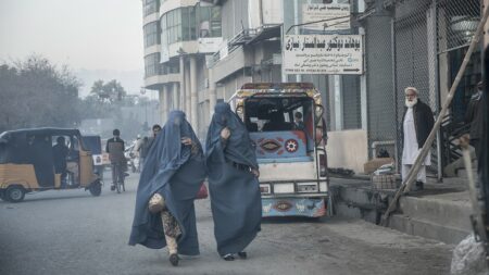 Gata i Kabul, två kvinnor i burka.