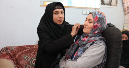 Khatima Bostani under sin skönhetsutbildning.