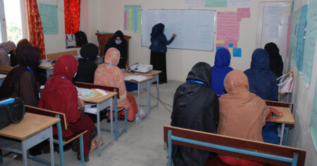 Kvinnor i ett klassrum.