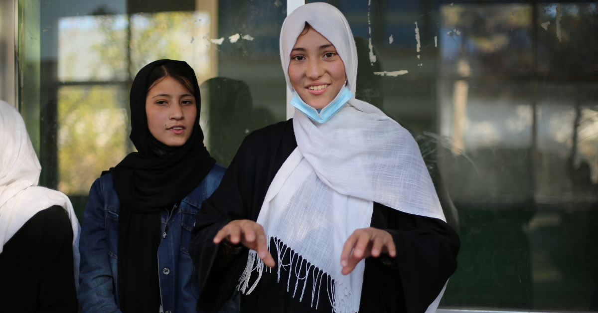 Frechta och Nazarin har en hörselnedsättning. De står utanför sin skola i Mazar-e Sharif. Foto: Anna Ek