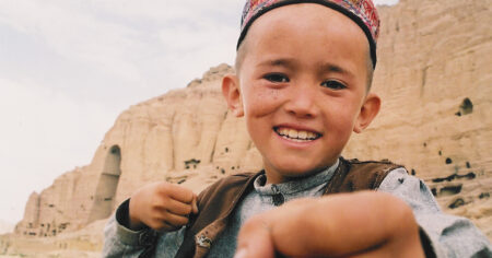 Mir som barn framför grottorna i Bamiyan.