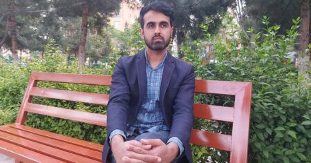 Abusaied Khalid sitter på en bänk i en park i Kabul.