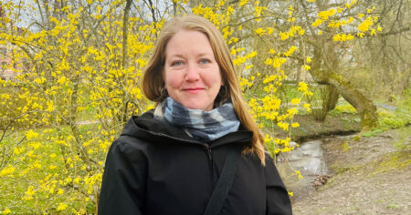 Anna Åkerberg i en park.