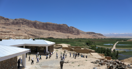 SAKs skola i byn Gazak i Yakawlang 2, provinsen Bamyan. Skola i bergit landskap.