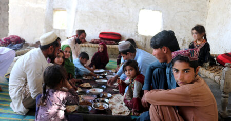 En afghansk familj äter lunch tillsammans