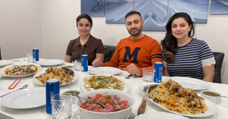 Middagsbord hos afghansk familj i Sverige.