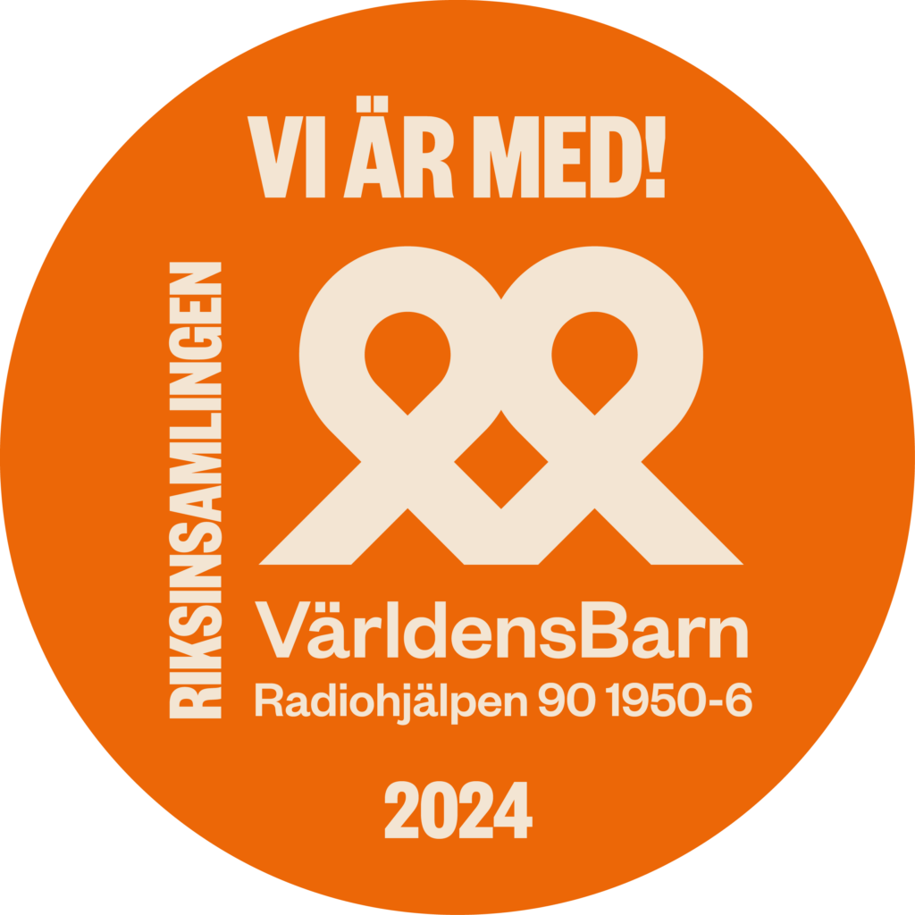 Grafiskt material i orange färg, bestående av en cirkel som innehåller texten "Vi är med! Riksinsamlingen Världens Barn, Radiohjälpen 90 1950-6, år 2024"