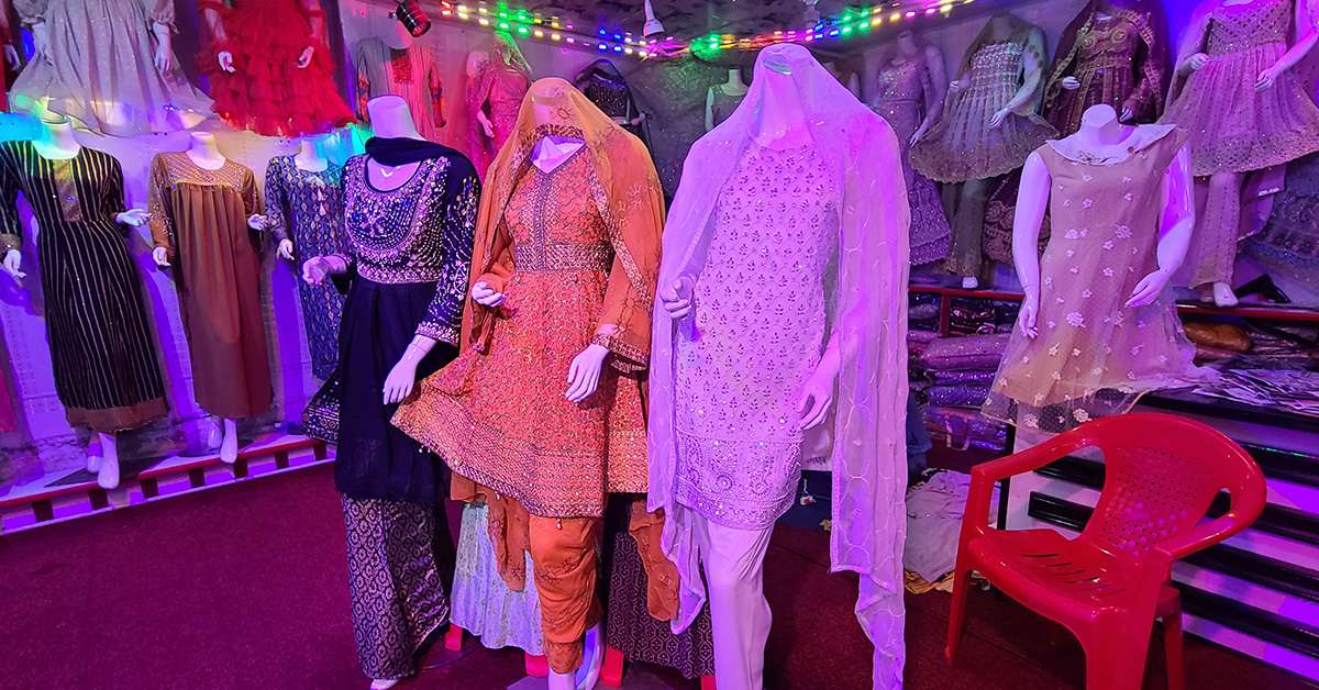 Afghanska kläder i en butik.