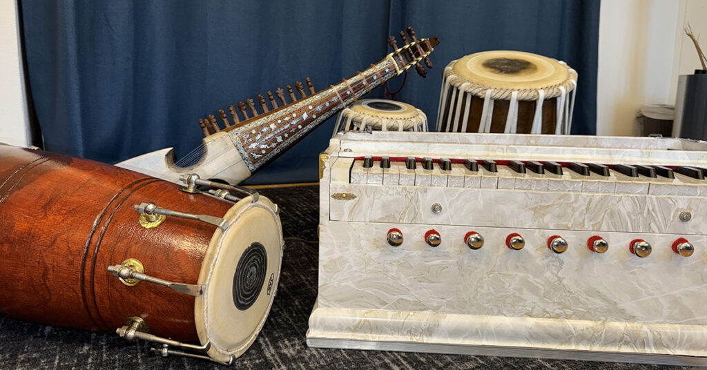 De fyra instrument som nämns i bildtexten ligger samlade på bilden. 