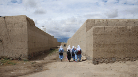 Några skolflickor fotograferade på väg hem från skolan i Ghazniprovinsen, Afghanistan.