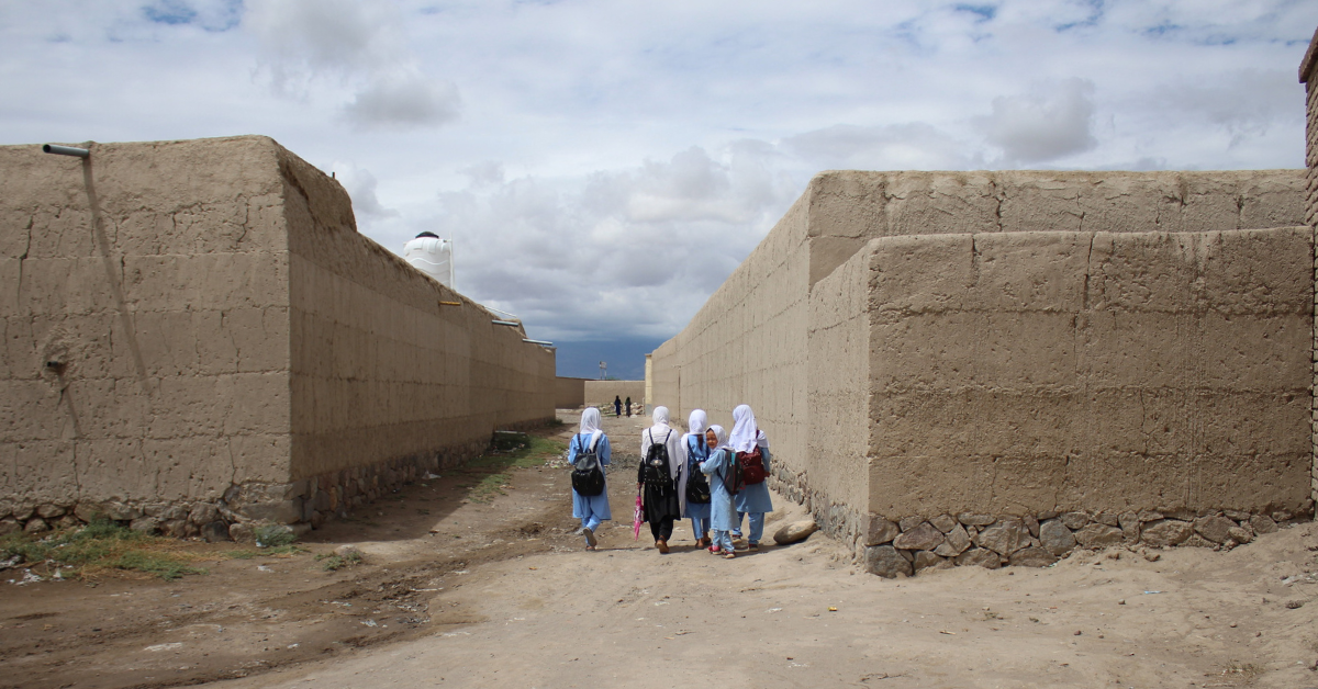 Några skolflickor fotograferade på väg hem från skolan i Ghazniprovinsen, Afghanistan.