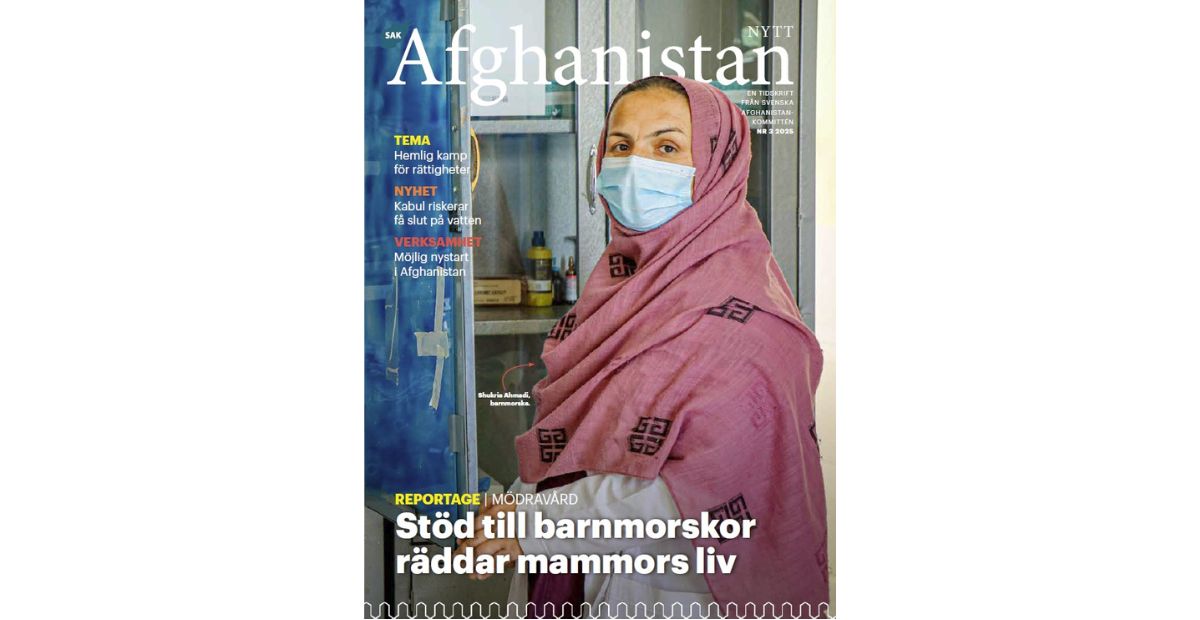 Tidningen Afghanistan-nytts omslag, med en bild på en barnmorska i rosa sjal och vitt munskydd vid ett medicinskåp. Rubriker på bilden: Stöd till barnmorskor räddar mammors liv, Tema: Hemlig kamp för rättigheter, Nyhet: Kabul riskerar få slut på vatten, Verksamhet: Möjlig nystart i Afghanistan