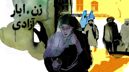 Teckning över en kvinna i täckande kläder men med ansiktet synligt och som gömmer en telefon, med traditionellt klädda män med turbaner och skägg bakom sig och ännu längre bort, två kvinnor i burka.