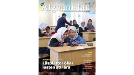 Bild på tidningens första sida med rubriker och en bild på flickor som studerar med hjälp av en läsplatta i ett klassrum.