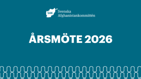 "Årsmöte 2026" oxh SAKs logga i vitt mot en blå bakgrund