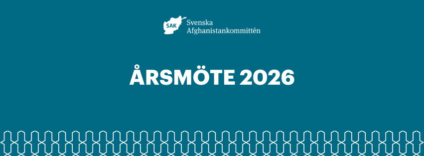 "Årsmöte 2026" oxh SAKs logga i vitt mot en blå bakgrund