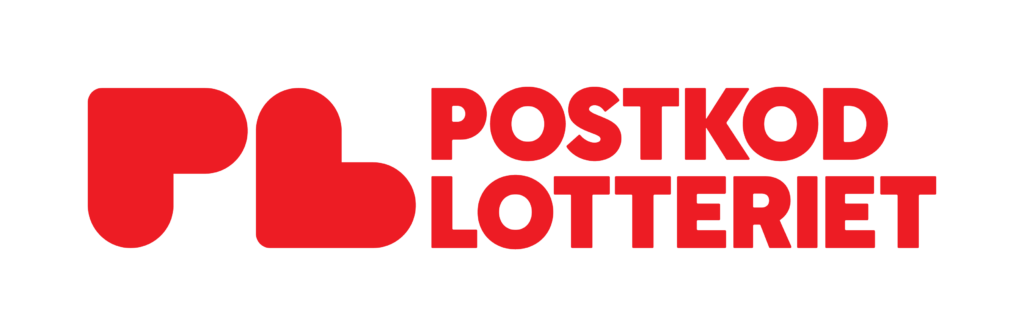 Postkodlotteriets logga, initialerna skrivna som två röda hjärtan, därefter hela namnet med röda bokstäver.