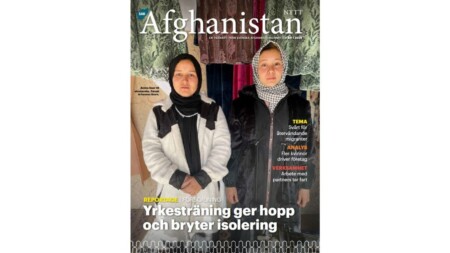 Faximil på omslag av Afghanistan-nytt, med två kvinnor som står i en syateljé och huvudrubrik "Yrkesträning ger hopp och bryter isolering"
