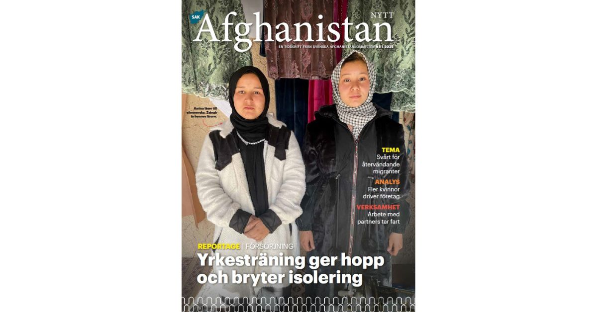 Faximil på omslag av Afghanistan-nytt, med två kvinnor som står i en syateljé och huvudrubrik "Yrkesträning ger hopp och bryter isolering"