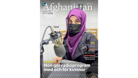 Faximil på tidningens omslag. Bilden föreställer en kvinna i en radiostudio, med ansiktsmask. Rubriker och namn på tidningen syns på framsidan.