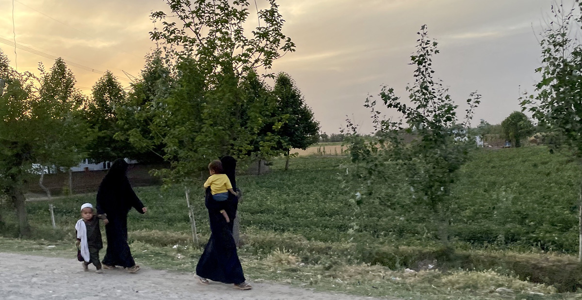 Kvinnor i burka på en landsväg i Afghanistan.