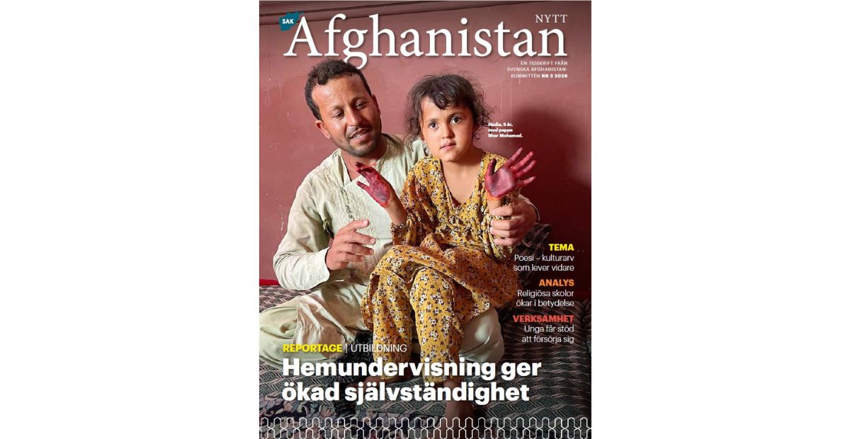 Kopia på omslaget med rubriker och namn på tidningen. På bilden en afghansk pappa med sin dotter i deras hem. Hon visar upp hennafärgade händer.